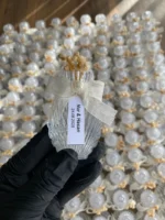 Kolonyalı Şeffaf Mika Şişe – İnci Kapaklı, Simli, Kuru Çiçekli Nikah & Nişan Hediyelik