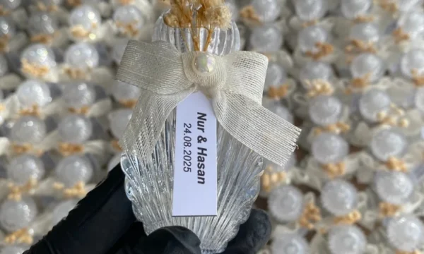 Kolonyalı Şeffaf Mika Şişe – İnci Kapaklı, Simli, Kuru Çiçekli Nikah & Nişan Hediyelik