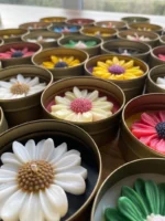 Renkli Papatyalı Teneke Kutuda Mum, Kapağında Forvet Kağıt ve Kibrit Detaylı Hediyelik Mum Tekli - Görsel 2