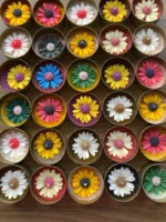 Renkli Papatyalı Teneke Kutuda Mum, Kapağında Forvet Kağıt ve Kibrit Detaylı Hediyelik Mum Tekli - Görsel 3