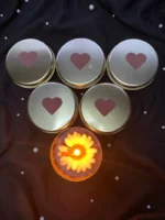 Renkli Papatyalı Teneke Kutuda Mum, Kapağında Forvet Kağıt ve Kibrit Detaylı Hediyelik Mum Tekli - Görsel 4