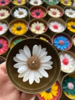 Renkli Papatyalı Teneke Kutuda Mum, Kapağında Forvet Kağıt ve Kibrit Detaylı Hediyelik Mum Tekli