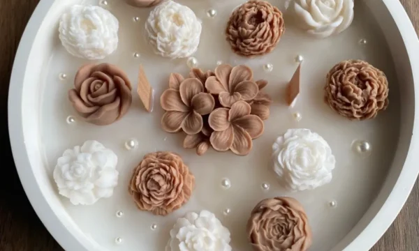 El Yapımı %100 Soya Wax Çiçek Desenli İncili Kokulu Mum